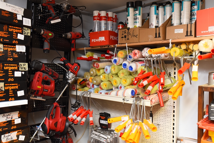 - gletiere, mistrii, driști, bureți, pensule, trafaleți, dreptare și nivele, rulete, ciocane, clești, etc.